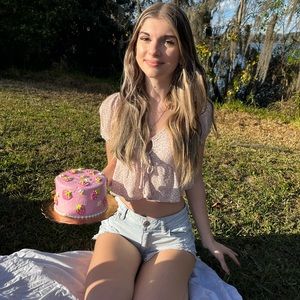 Meet your Posher, Cami